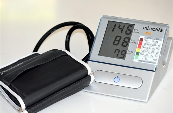 Non-invasive blood pressure simulator vPad-BP